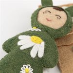 Baby leaf and her little bed Dark green and daisy flowers