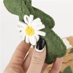 Baby leaf and her little bed Dark green and daisy flowers