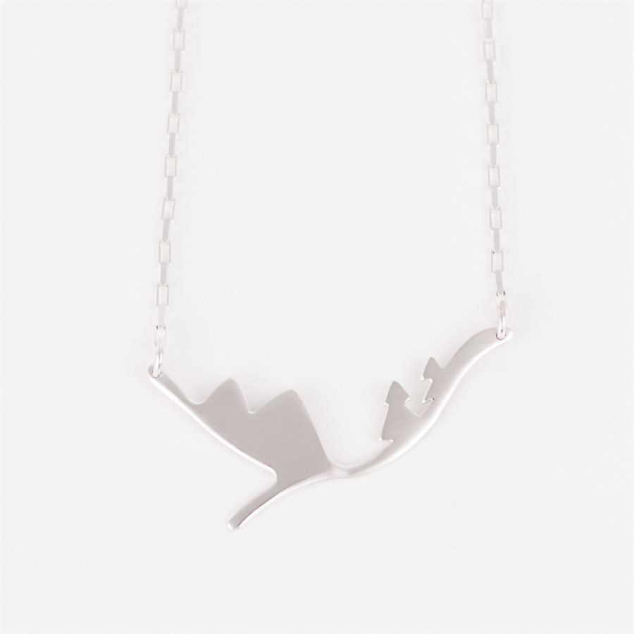 Pendentif paysage avec deux sapins et deux montagnes sur chaîne 18'' Pendentif paysage avec deux sapins et deux montagnes sur chaîne 18''