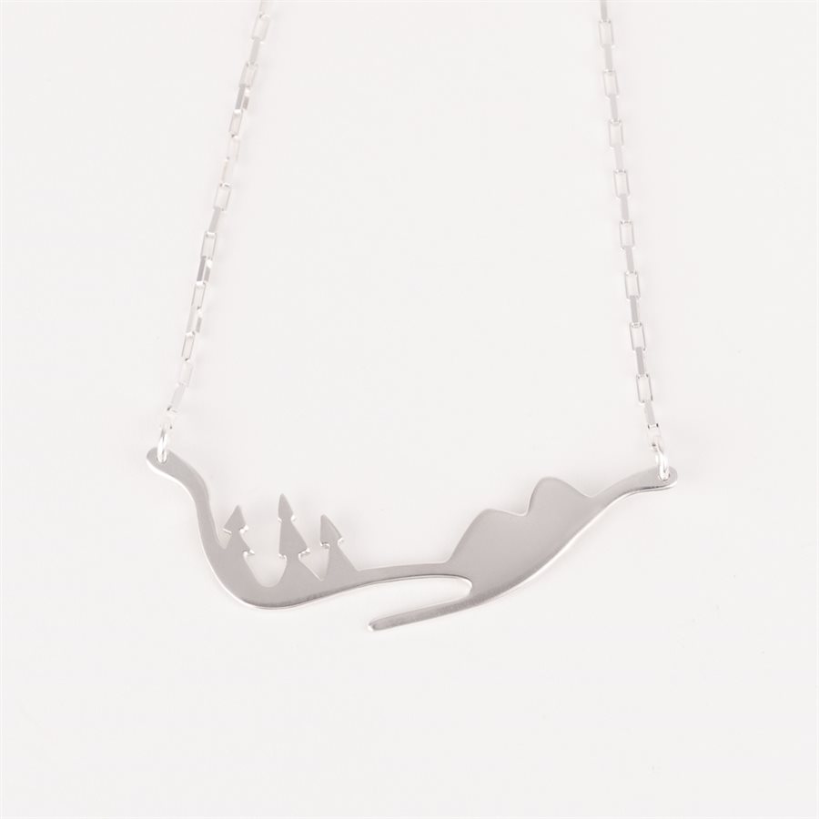 Pendentif paysage avec trois sapins et deux montagnes sur chaîne 18'' Pendentif paysage avec trois sapins et deux montagnes sur chaîne 18''