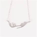 Pendentif paysage avec trois sapins et deux montagnes sur chaîne 18'' Pendentif paysage avec trois sapins et deux montagnes sur chaîne 18''