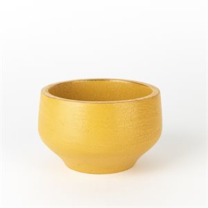 Petit bol jaune en bois d'épicéa peint à la peinture de lait