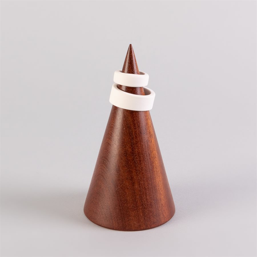 Cône de présentation pour bijoux en bois sculpté, grand format Cône de présentation pour bijoux en bois sculpté, grand format