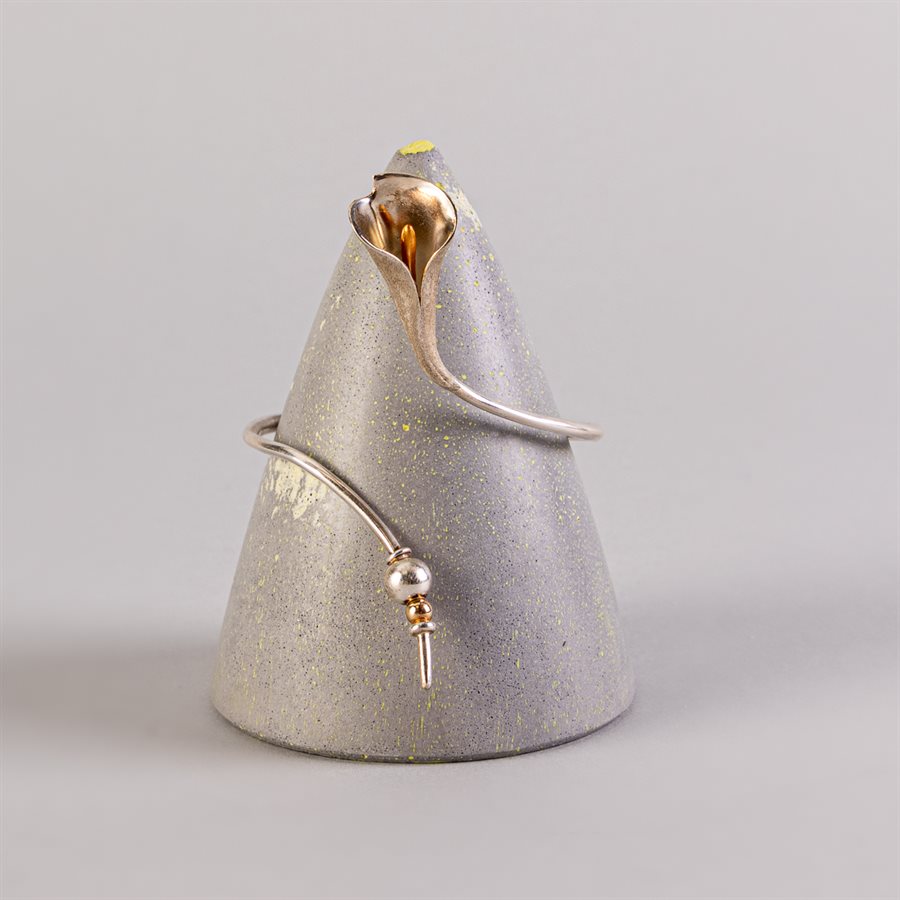 Cône de présentation pour bijoux en béton, gris et vert Cône de présentation pour bijoux en béton, gris et vert