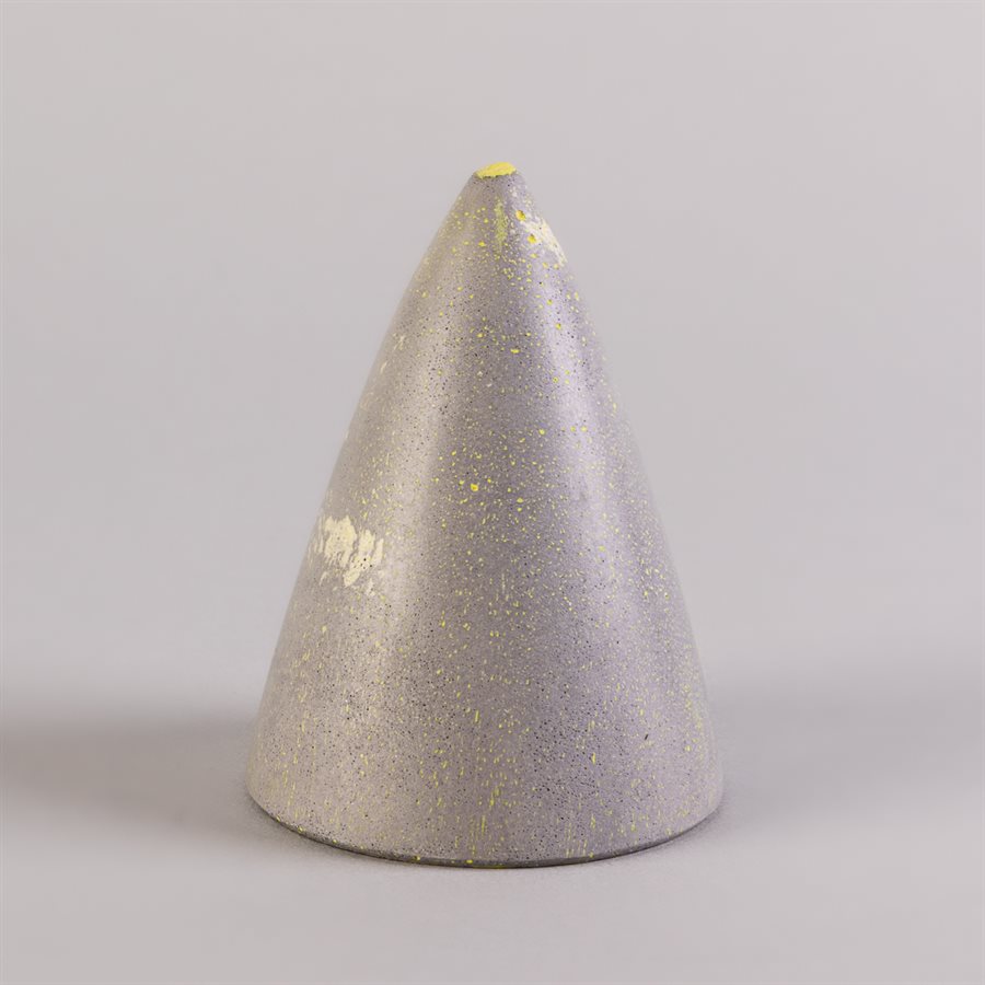 Cône de présentation pour bijoux en béton, gris et vert Cône de présentation pour bijoux en béton, gris et vert