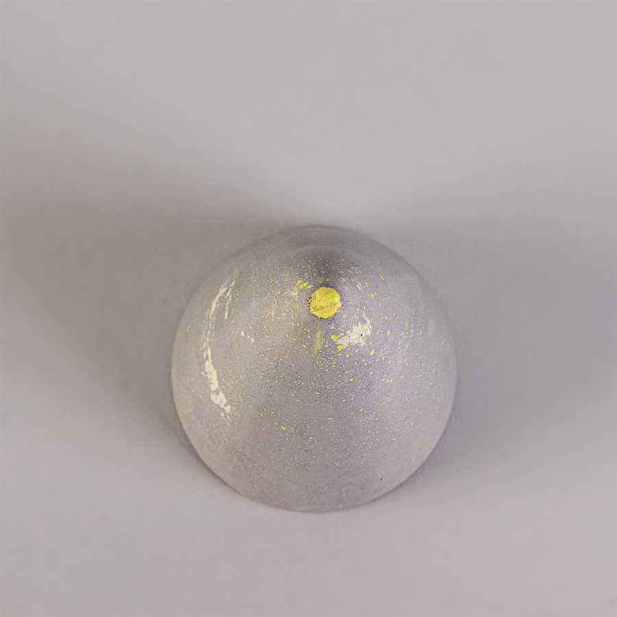 Cône de présentation pour bijoux en béton, gris et vert Cône de présentation pour bijoux en béton, gris et vert