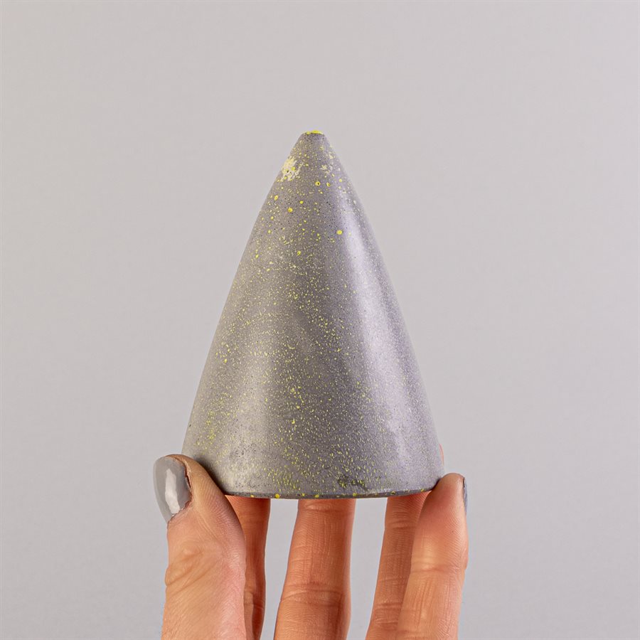 Cône de présentation pour bijoux en béton, gris et vert Cône de présentation pour bijoux en béton, gris et vert