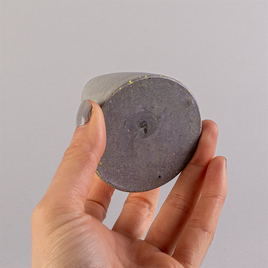 Cône de présentation pour bijoux en béton, gris et vert Cône de présentation pour bijoux en béton, gris et vert