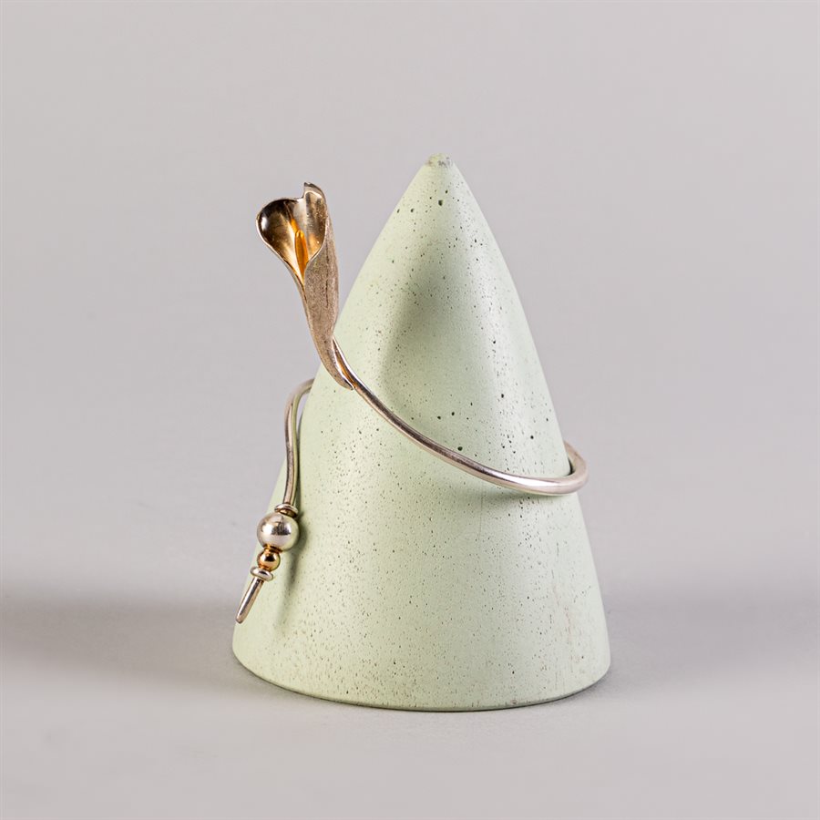 Cône de présentation pour bijoux en béton vert Cône de présentation pour bijoux en béton vert