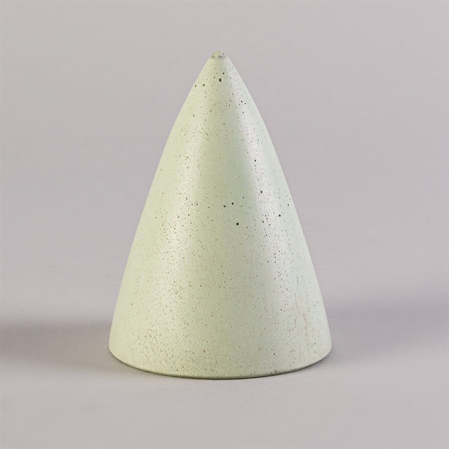 Cône de présentation pour bijoux en béton vert Cône de présentation pour bijoux en béton vert