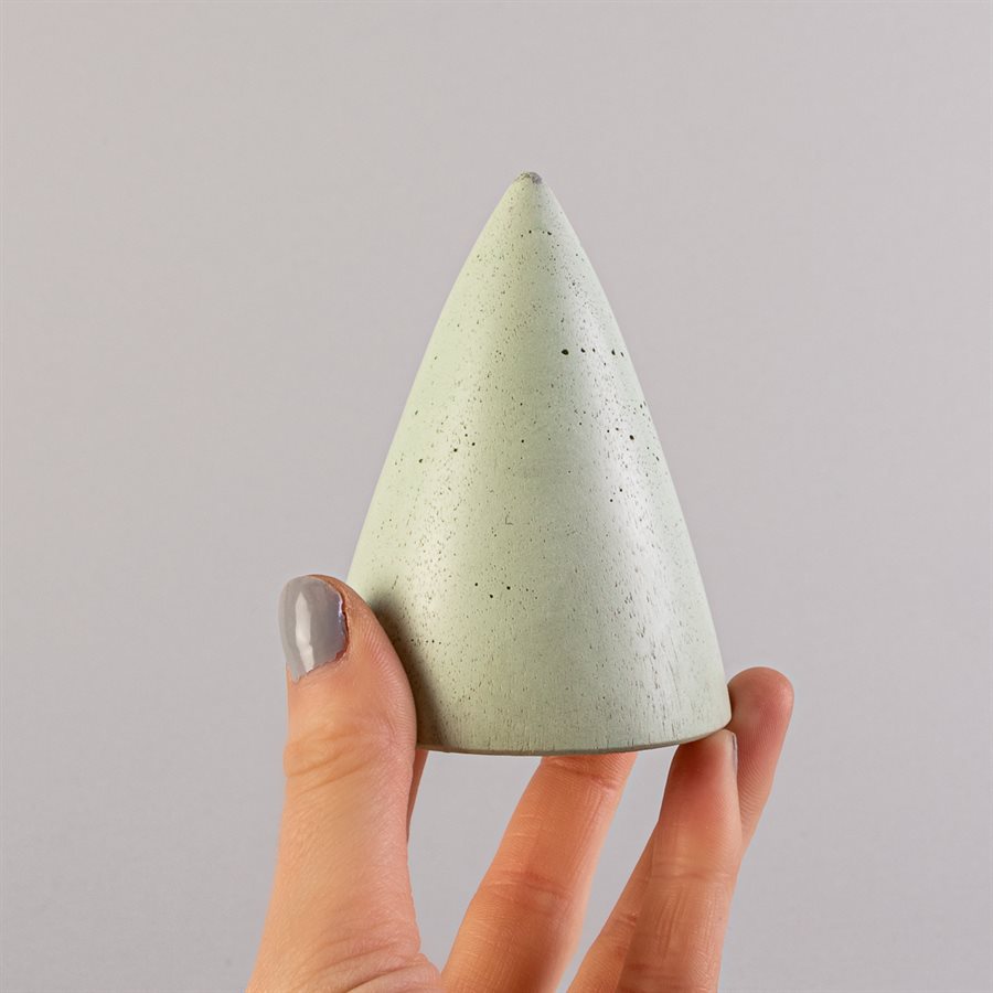 Cône de présentation pour bijoux en béton vert Cône de présentation pour bijoux en béton vert