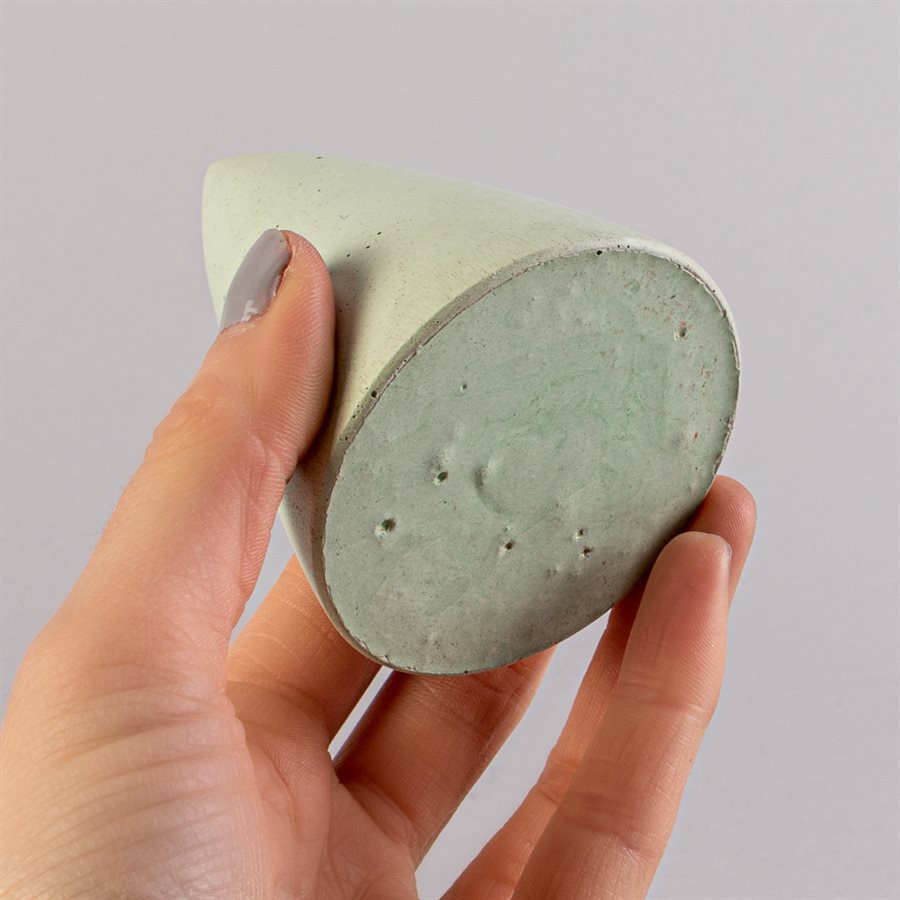 Cône de présentation pour bijoux en béton vert Cône de présentation pour bijoux en béton vert
