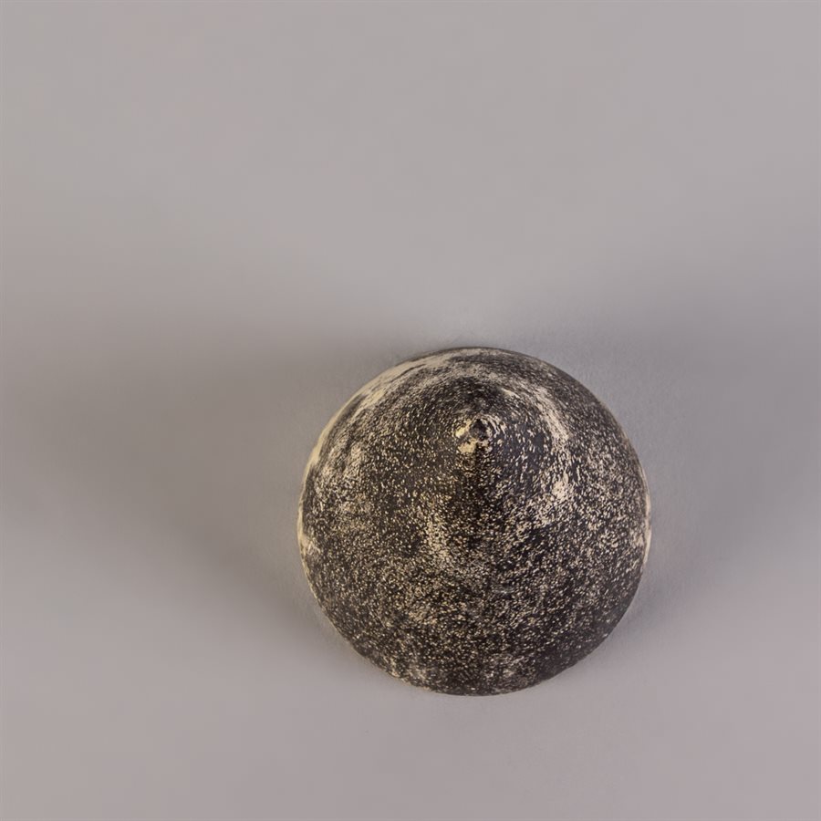 Cône de présentation pour bijoux en béton, noir et blanc Cône de présentation pour bijoux en béton, noir et blanc