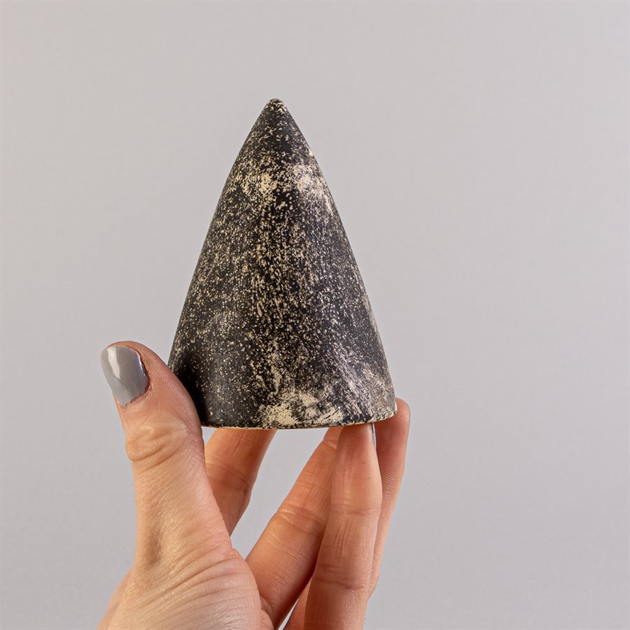Cône de présentation pour bijoux en béton, noir et blanc Cône de présentation pour bijoux en béton, noir et blanc