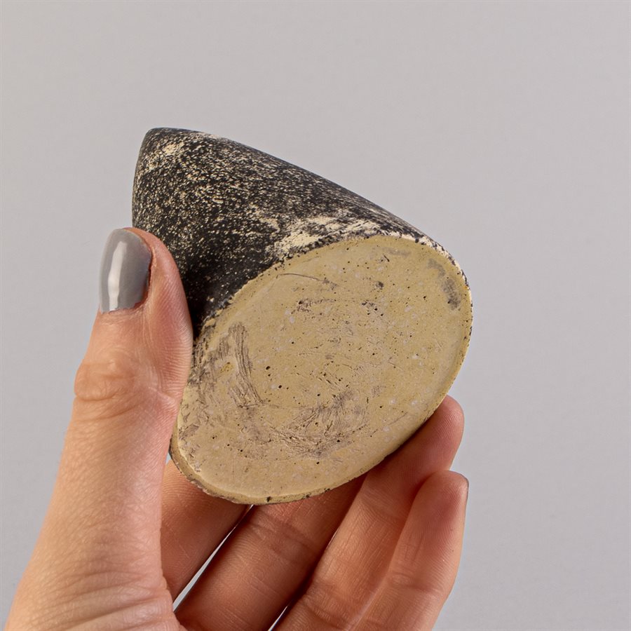 Cône de présentation pour bijoux en béton, noir et blanc Cône de présentation pour bijoux en béton, noir et blanc
