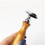 Traditional double-edged razor in ~Attribute:Matériaux~ carved