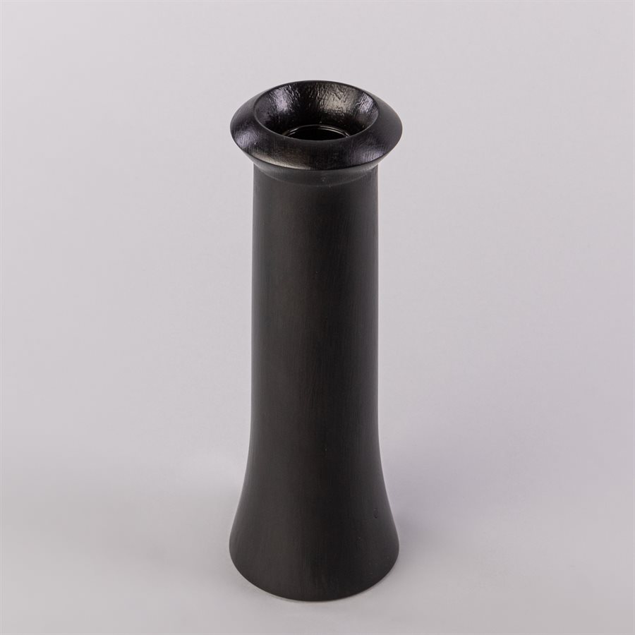 Vase soliflore en pin sculpté, avec insert de verre Vase soliflore en pin sculpté, avec insert de verre