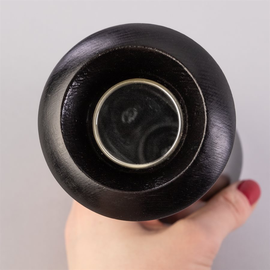 Vase soliflore en pin sculpté, avec insert de verre Vase soliflore en pin sculpté, avec insert de verre