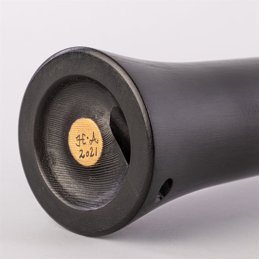 Vase soliflore en pin sculpté, avec insert de verre Vase soliflore en pin sculpté, avec insert de verre