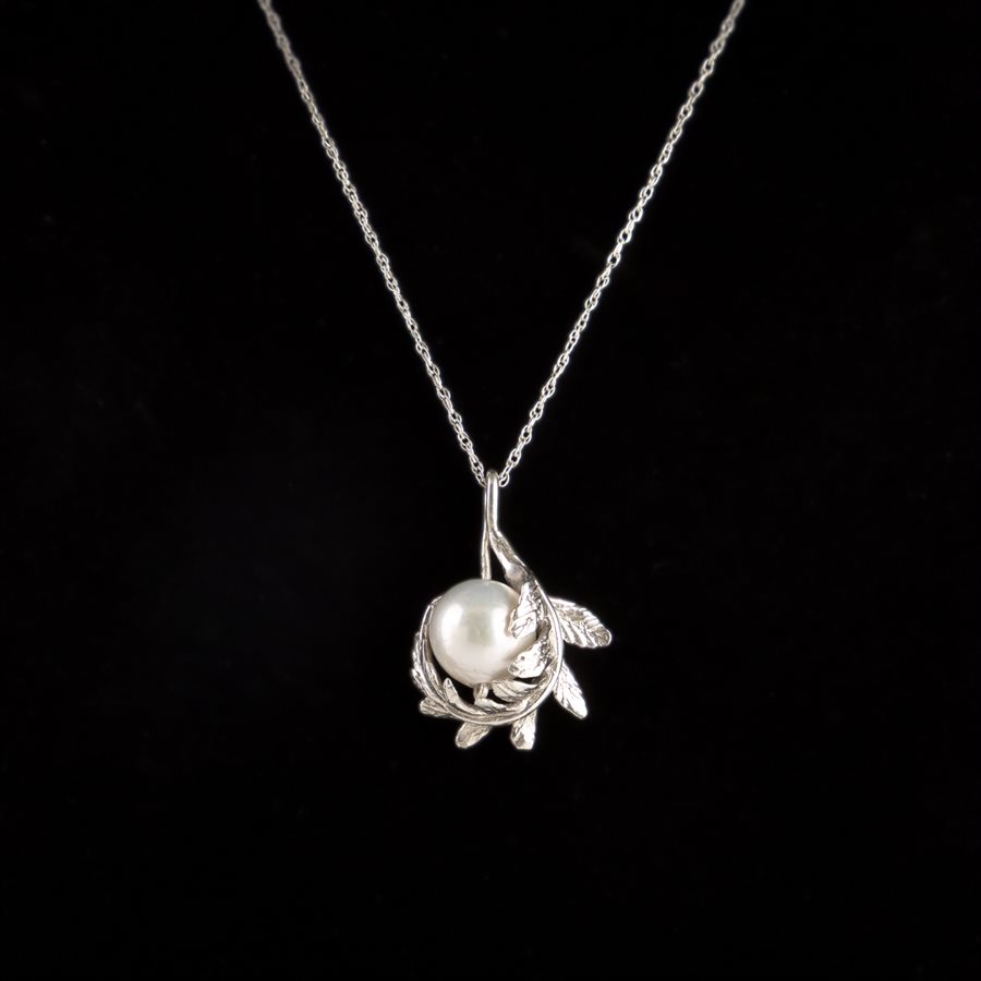 Pendant grosse pearl set d'une Fern Pendant grosse pearl set d'une Fern