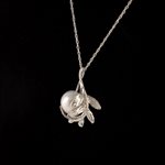 Pendant grosse pearl set d'une Fern