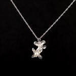 Pendentif Lila commun 2 fleurs perles blanches