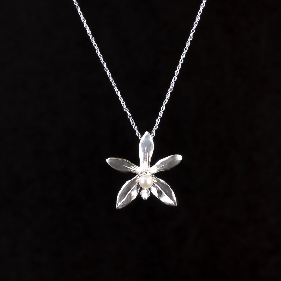 Pendant Bastianii orchid with pearl white