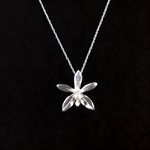 Pendant Bastianii orchid with pearl white