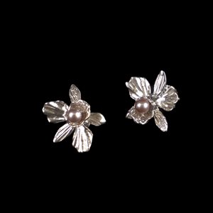 Boucle d’oreille orchidée cattleya fixe avec perle rose