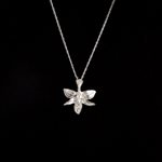 Pendentif orchidée calopogon avec perle blanche