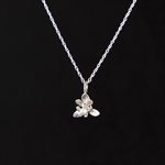 Pendentif orchidée phalaénopsis avec perle blanche