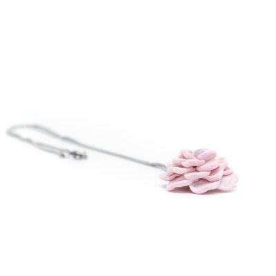 Rose en verre sur chaine inox Rose en verre sur chaine inox