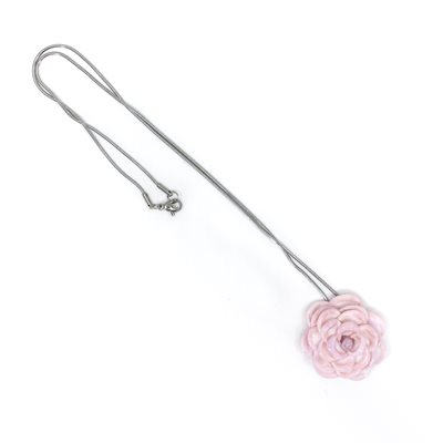 Rose en verre sur chaine inox Rose en verre sur chaine inox