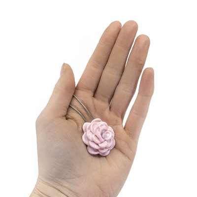 Rose en verre sur chaine inox Rose en verre sur chaine inox