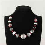 Collier en bille de verre blanc, noir et rouge