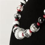 Collier en bille de verre blanc, noir et rouge