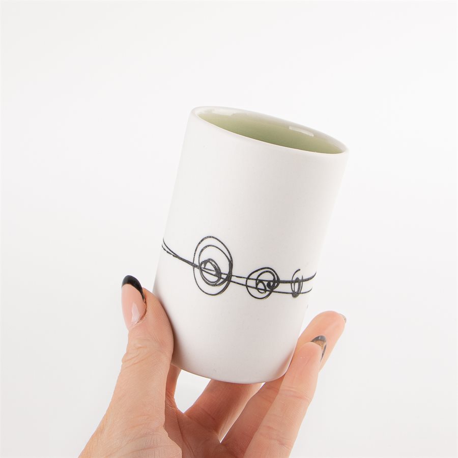 Petit verre droit en porcelaine cuite au gaz avec intérieur vert Petit verre droit en porcelaine cuite au gaz avec intérieur vert
