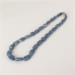 Collier bleu et blanc en argile 1