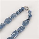 Collier bleu et blanc en argile 1