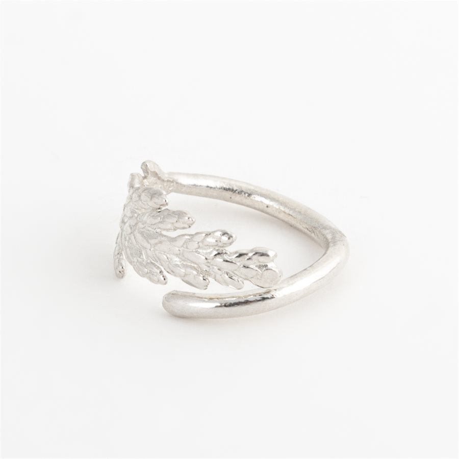Bague feuille de génévrier en argent, fini argent poli, modèle simple Bague feuille de génévrier en argent, fini argent poli, modèle simple