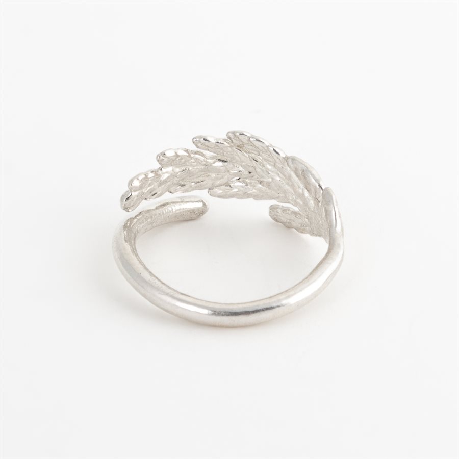 Bague feuille de génévrier en argent, fini argent poli, modèle simple Bague feuille de génévrier en argent, fini argent poli, modèle simple