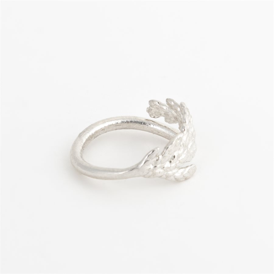 Bague feuille de génévrier en argent, fini argent poli, modèle simple Bague feuille de génévrier en argent, fini argent poli, modèle simple