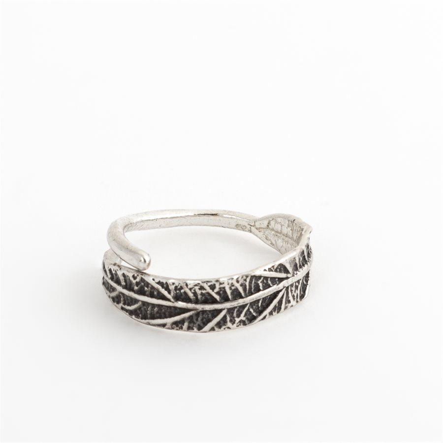Bague feuille d'acalypha en argent, fini oxydé Bague feuille d'acalypha en argent, fini oxydé