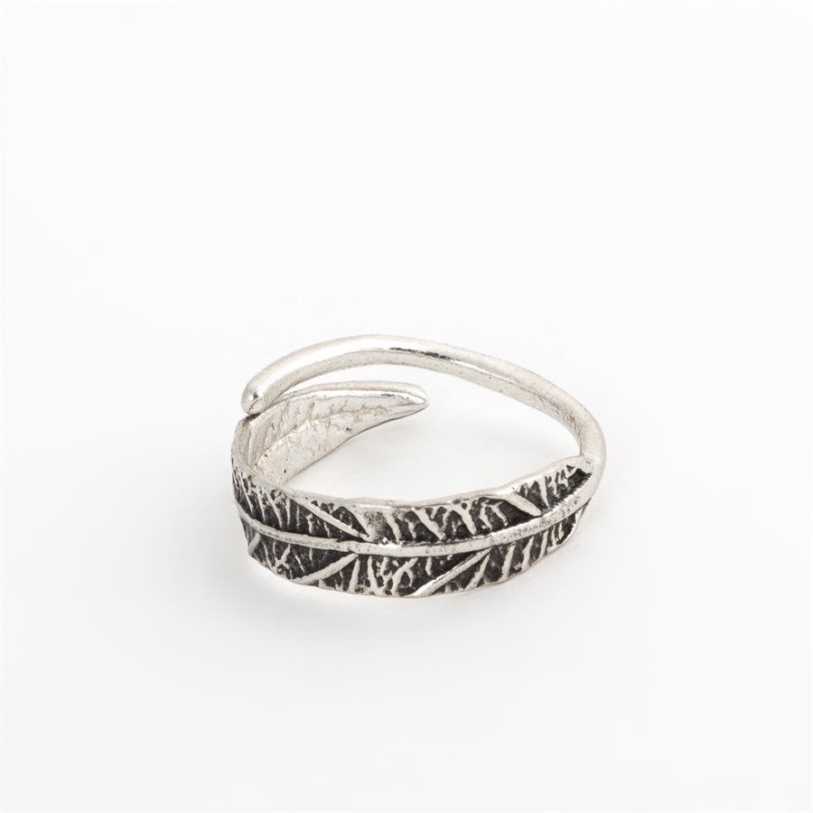 Bague feuille d'acalypha en argent, fini oxydé Bague feuille d'acalypha en argent, fini oxydé