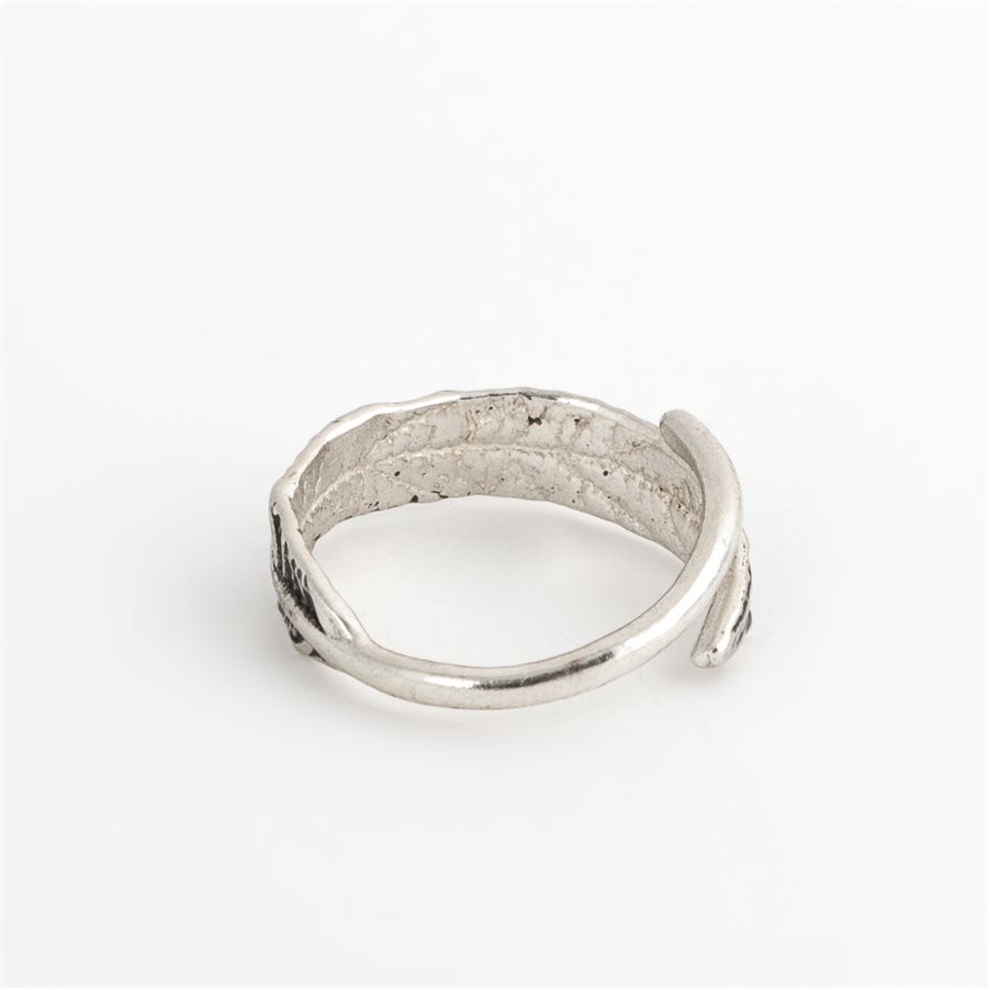 Bague feuille d'acalypha en argent, fini oxydé Bague feuille d'acalypha en argent, fini oxydé