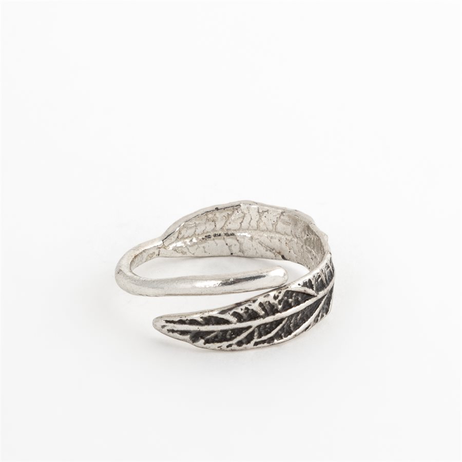 Bague feuille d'acalypha en argent, fini oxydé Bague feuille d'acalypha en argent, fini oxydé