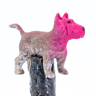 Petit monument au chien à la tête rose Petit monument au chien à la tête rose