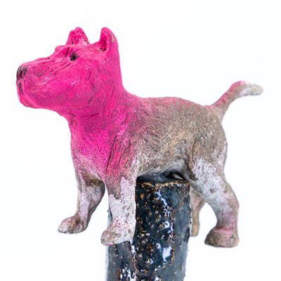 Petit monument au chien à la tête rose Petit monument au chien à la tête rose