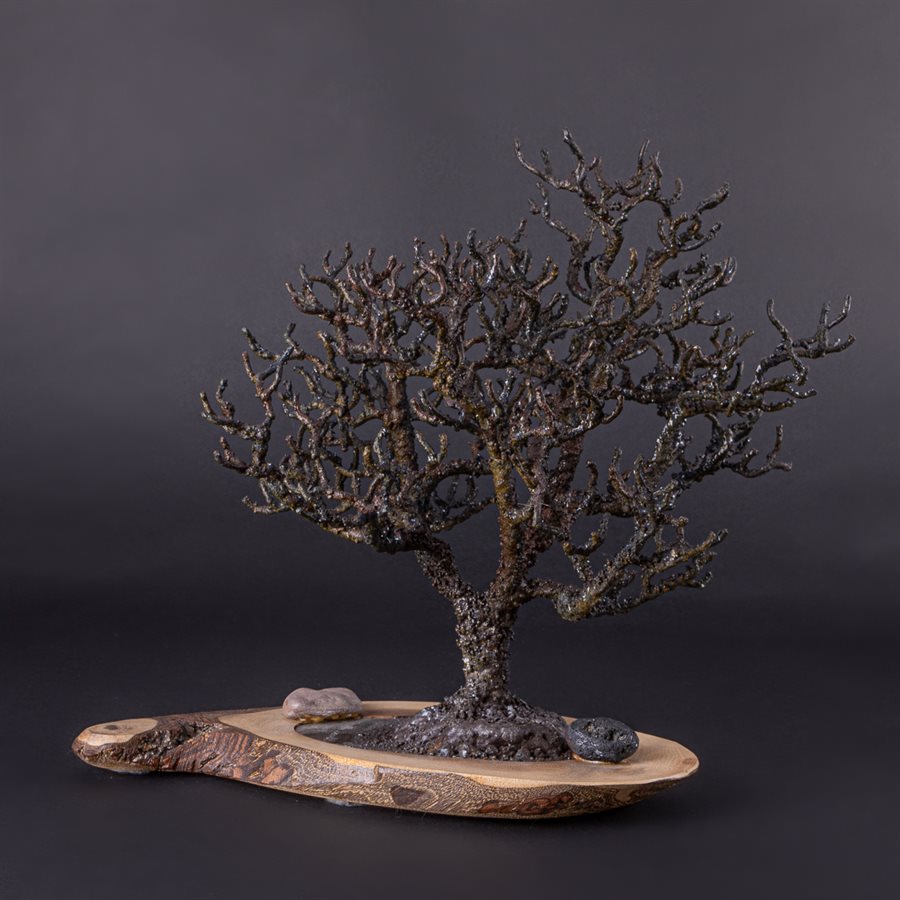 L'intrépide, arbre en acier soudé sur base bois L'intrépide, arbre en acier soudé sur base bois