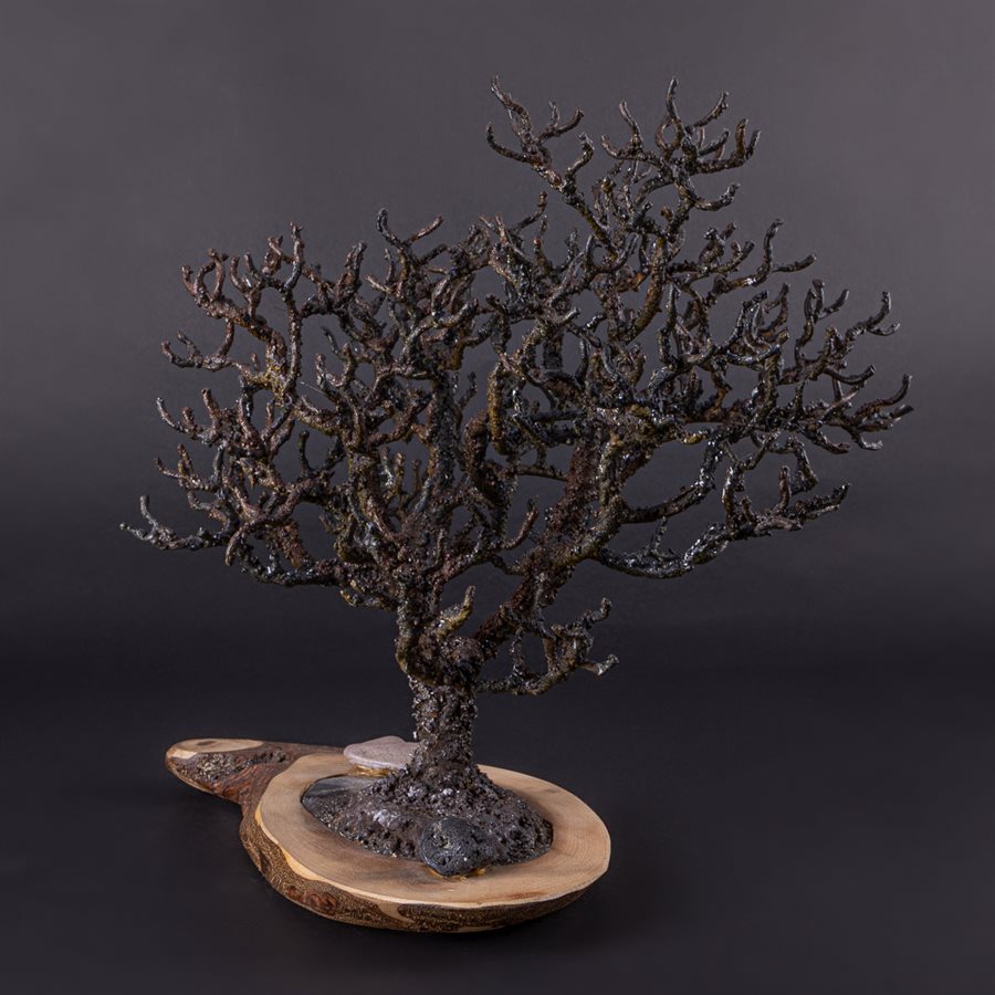 L'intrépide, arbre en acier soudé sur base bois L'intrépide, arbre en acier soudé sur base bois
